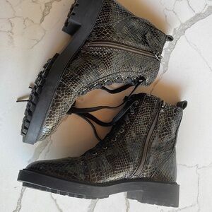 NWOB Paolo Snake print boots